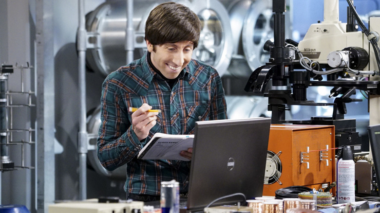 Howard smiling at a computer in "The Big Bang Theory" (2007-2019)