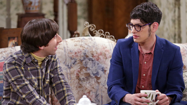 Howard and Josh talk in "The Big Bang Theory" (2007-2019)