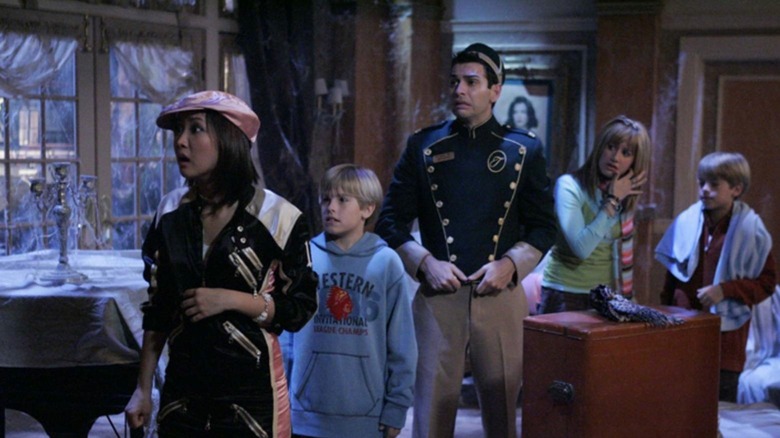 London Tipton standing in front of Zack, Esteban, Maddy, and Cody in The Suite Life of Zack & Cody