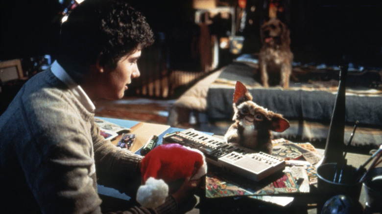 Billy shows a Santa hat to Gizmo in "Gremlins" (1984)