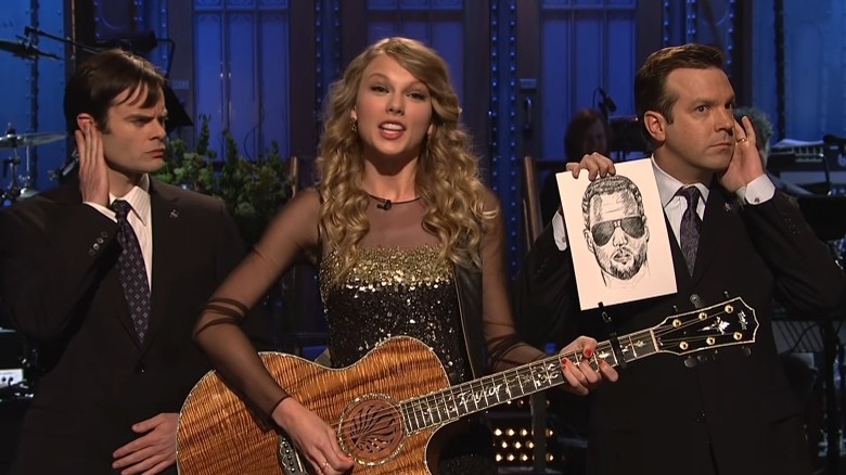 Swift performing on SNL