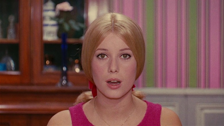 Geneviève singing to the camera in Umbrellas of Cherbourg