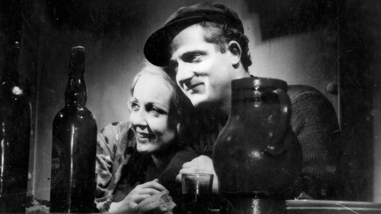 Juliette and Père Jules in a bar in "L'Atalante"