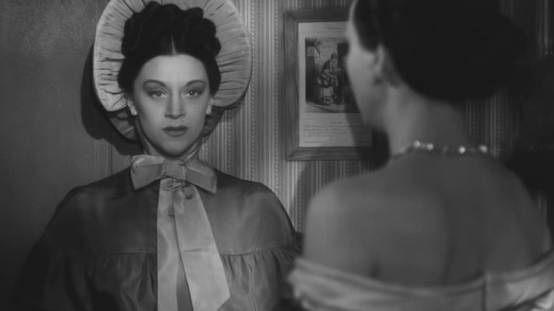 Nathalie speaking to a woman in "Children of Paradise"