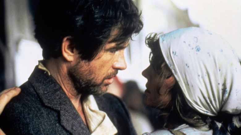 Jack Reed and Louise Bryant embrace in "Reds" (1981)
