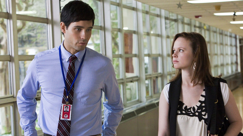 Sidney and Brady talk and walk in "Pregnancy Pact" (2007)