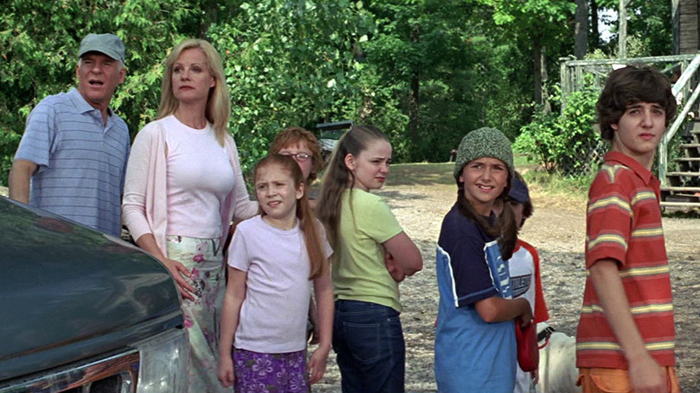 Tom and Kate Baker standing with their children in Cheaper by the Dozen 2 (2005)