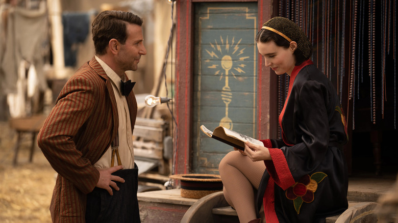 Stan talking to Molly at the carnival in Nightmare Alley