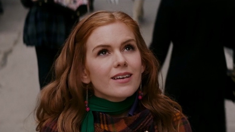 Rebecca looking up at a building in Confessions of a Shopaholic