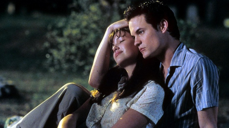Landon holding Jaime outside in A Walk to Remember