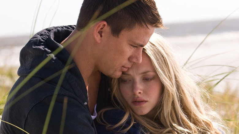 John and Savannah embracing on the beach in Dear John