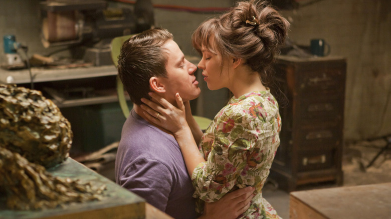 Leo and Paige about to kiss in The Vow