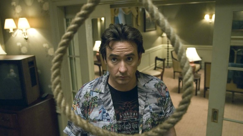 Mike Enslin looking through a noose in "1408" (2007)