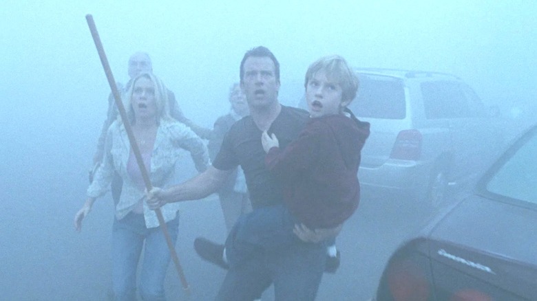 David, Laurie, and others running in the mist in "The Mist" (2007)
