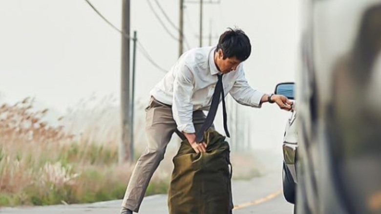 Dong-ha finds money in "A Model Family" (2022)