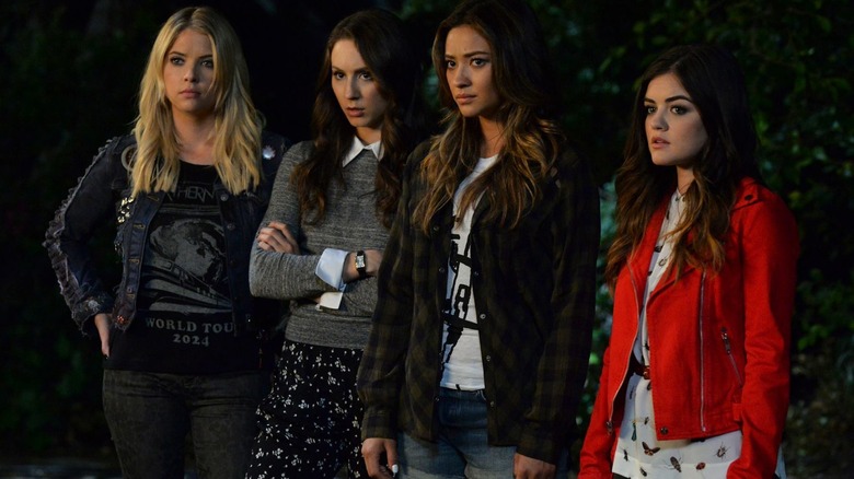 The Liars standing together in "Pretty Little Liars"