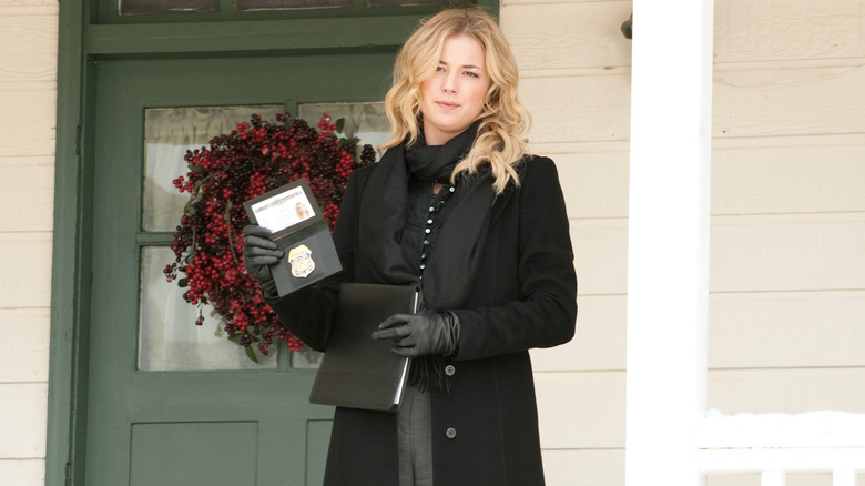 Emily Thorne shows her badge in "Revenge"