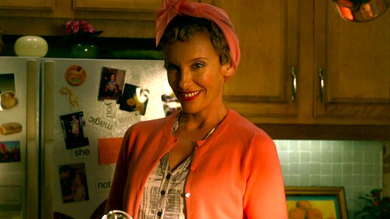 Alice in 1950s housewife clothing in United States of Tara.