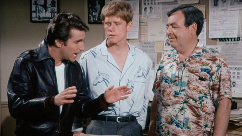 Fonzie explains the situation to Richie and Howard in Happy Days