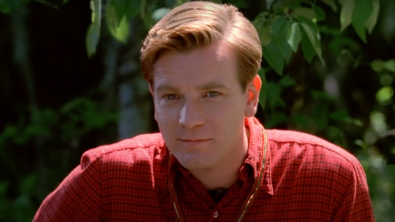 A young Edward Bloom sits near a forrest.