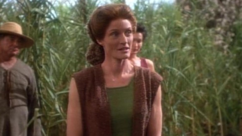 Alixus talks to the group in Star Trek: Deep Space Nine