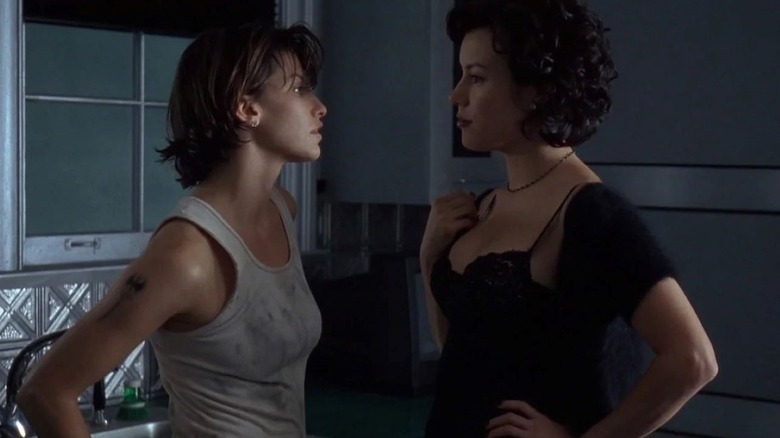 Corky approaches Violet in the kitchen in "Bound" (1996)