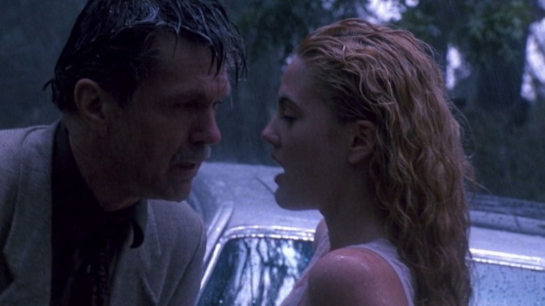 Daryl and Ivy talk in the rain in "Poison Ivy" (1992)