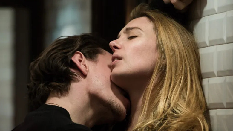 Alexandre pushes Helene up against a wall and kisses her neck in "Simple Passion" (2020)