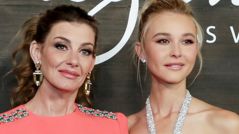 Faith Hill and Isabel May posing at the 1883 premiere