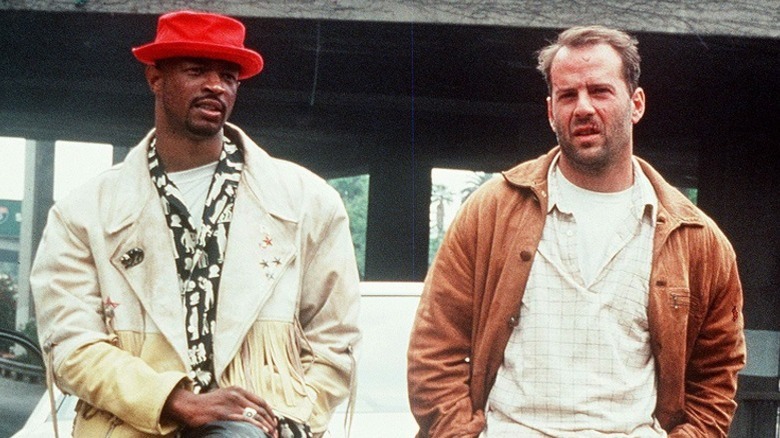 Joe Hallenbeck and Jimmy Dix leaning on a car in The Last Boy Scout