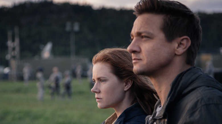 Amy Adams and Jeremy Renner in Arrival