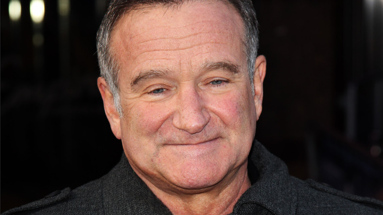 Robin Williams smiling on the red carpet