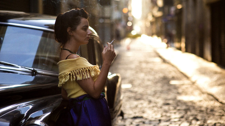 Julia Stockler smokes