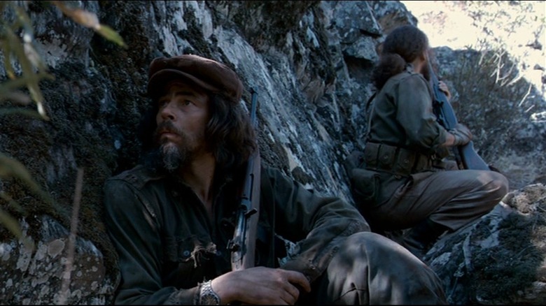 Che leans against mountain