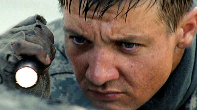 Jeremy Renner dismantles a bomb