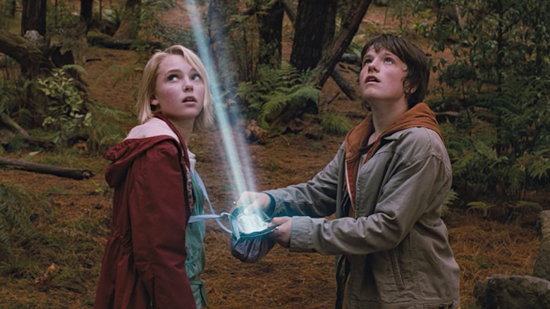 Josh Hutcherson and AnnaSophia Robb looking up