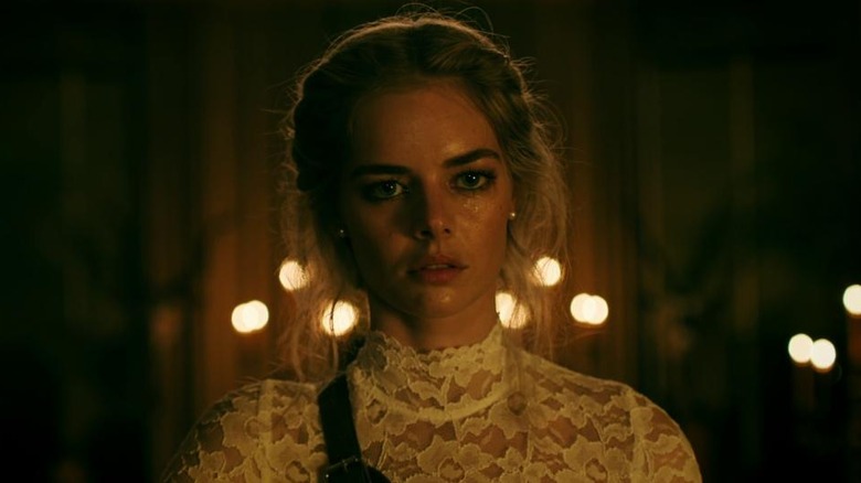 Samara Weaving posing