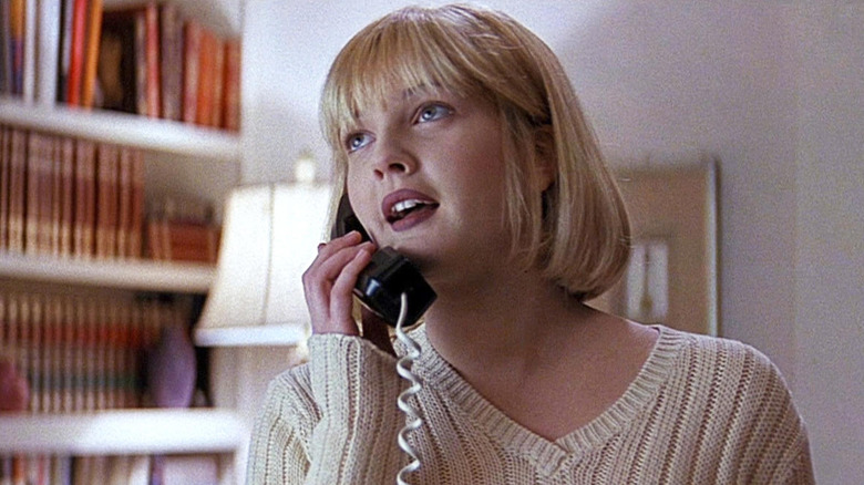 Sydney, Randy, and Gale look at Billy's corpse