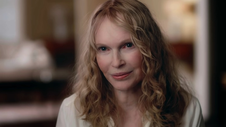 Mia Farrow conversando