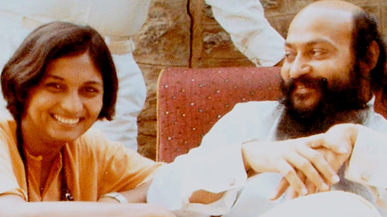 Bhagwan Shree Rajneesh และหนึ่งในผู้ติดตามของเขา