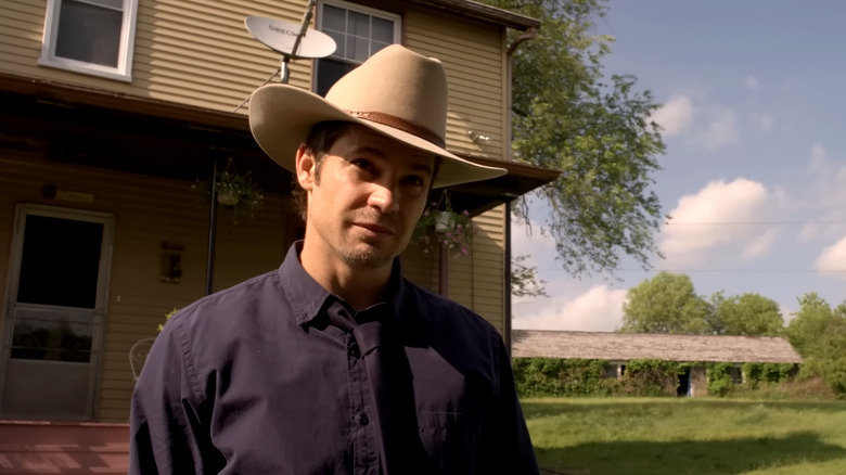 Raylan Givens standing outside in Justified