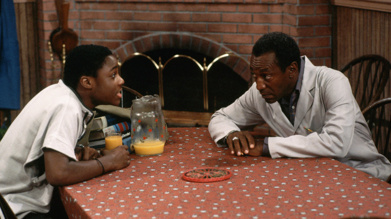 Cliff Huxtable talks to Theo in "The Cosby Show"