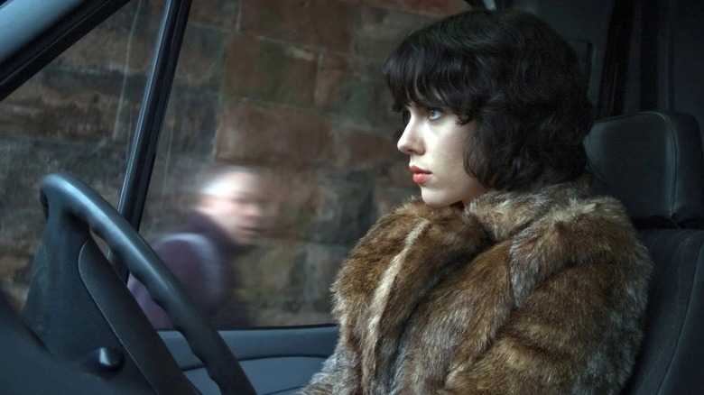 Woman sitting in her car in Under the Skin (2014)