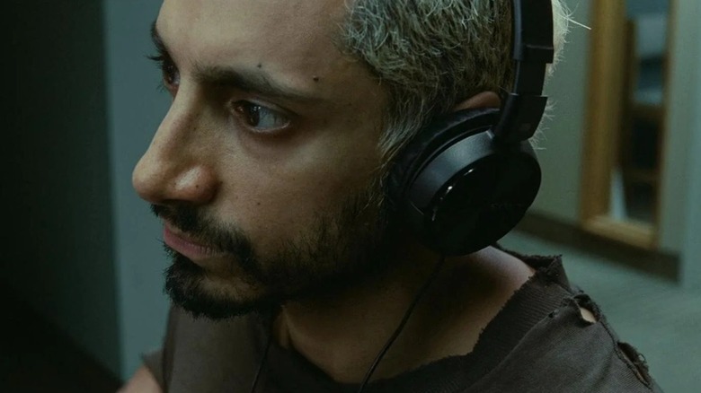 Ruben wearing his headphones in Sound of Metal (2020)