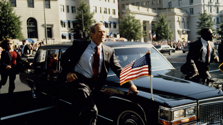 Frank Horrigan runs alongside the presidential motorcade in "In the Line of Fire" (1993)