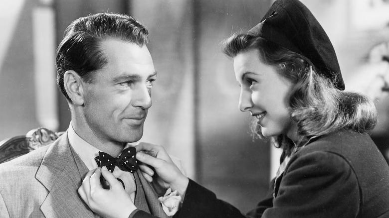 Ann Mitchell adjusting "John Doe's" bowtie in Meet John Doe (1941)