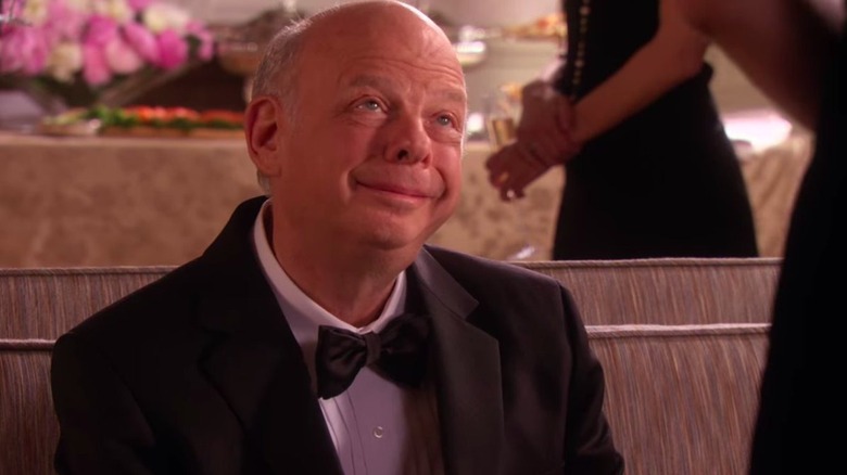 Cyrus looking up at someone and smiling on Gossip Girl