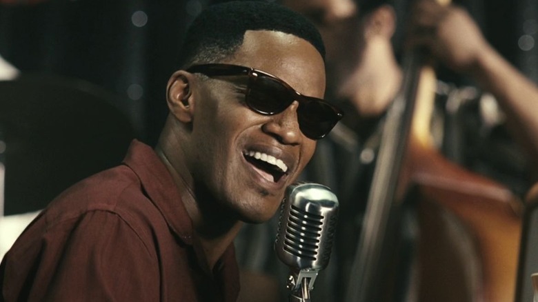 Ray in sunglasses singing into a microphone in Ray (2004)