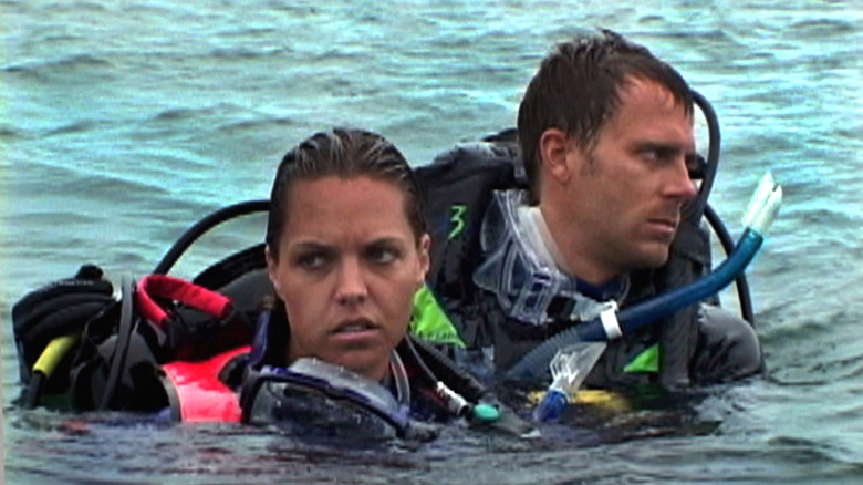 Susan and Daniel floating in the water in Open Water (2003)