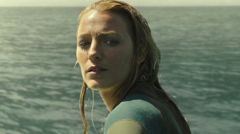 Nancy turning to her left in The Shallows (2016)